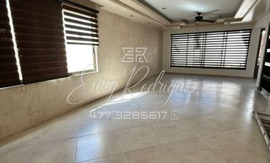 CASA EN RENTA, RECÁMARA CON BAÑO ABAJO, COCHERA 3 AUTOS, JARDIN CON ASADOR TECHADO