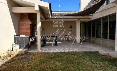 CASA EN RENTA, RECÁMARA CON BAÑO ABAJO, COCHERA 3 AUTOS, JARDIN CON ASADOR TECHADO