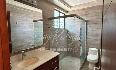 CASA EN RENTA, RECÁMARA CON BAÑO ABAJO, COCHERA 3 AUTOS, JARDIN CON ASADOR TECHADO