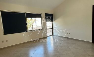 CASA EN RENTA, RECÁMARA CON BAÑO ABAJO, COCHERA 3 AUTOS, JARDIN CON ASADOR TECHADO