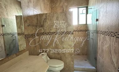 CASA EN RENTA, RECÁMARA CON BAÑO ABAJO, COCHERA 3 AUTOS, JARDIN CON ASADOR TECHADO