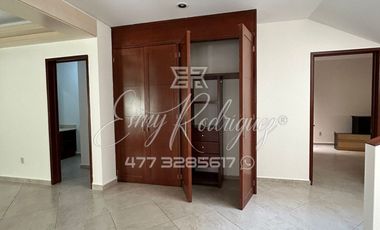 CASA EN RENTA, RECÁMARA CON BAÑO ABAJO, COCHERA 3 AUTOS, JARDIN CON ASADOR TECHADO