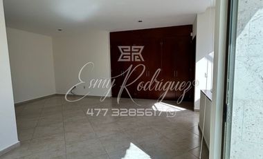 CASA EN RENTA, RECÁMARA CON BAÑO ABAJO, COCHERA 3 AUTOS, JARDIN CON ASADOR TECHADO