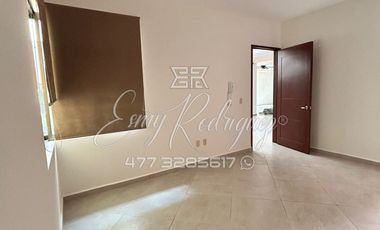 CASA EN RENTA, RECÁMARA CON BAÑO ABAJO, COCHERA 3 AUTOS, JARDIN CON ASADOR TECHADO