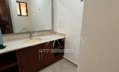 CASA EN RENTA, RECÁMARA CON BAÑO ABAJO, COCHERA 3 AUTOS, JARDIN CON ASADOR TECHADO