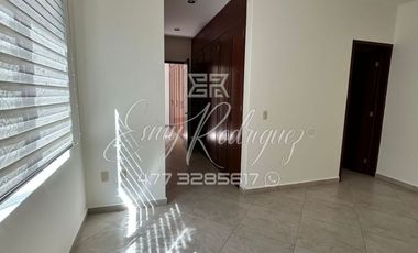 CASA EN RENTA, RECÁMARA CON BAÑO ABAJO, COCHERA 3 AUTOS, JARDIN CON ASADOR TECHADO