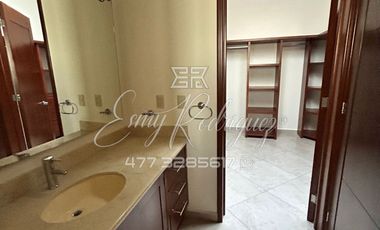 CASA EN RENTA, RECÁMARA CON BAÑO ABAJO, COCHERA 3 AUTOS, JARDIN CON ASADOR TECHADO