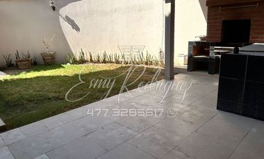 CASA EN RENTA, RECÁMARA CON BAÑO ABAJO, COCHERA 3 AUTOS, JARDIN CON ASADOR TECHADO