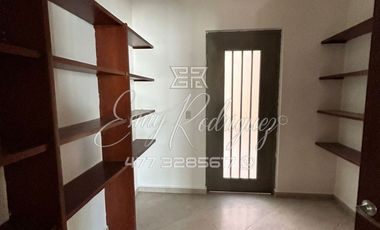 CASA EN RENTA, RECÁMARA CON BAÑO ABAJO, COCHERA 3 AUTOS, JARDIN CON ASADOR TECHADO