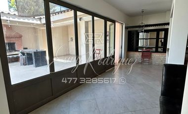 CASA EN RENTA, RECÁMARA CON BAÑO ABAJO, COCHERA 3 AUTOS, JARDIN CON ASADOR TECHADO