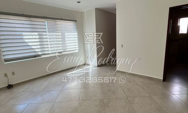CASA EN RENTA, RECÁMARA CON BAÑO ABAJO, COCHERA 3 AUTOS, JARDIN CON ASADOR TECHADO