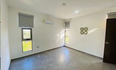 ¡PRECIO DE OPORTUNIDAD! Penthouse con rooftop privado, en Utara Towers, con elevador y amenidades.