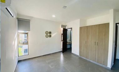 ¡PRECIO DE OPORTUNIDAD! Penthouse con rooftop privado, en Utara Towers, con elevador y amenidades.