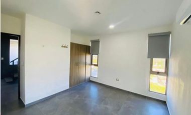 ¡PRECIO DE OPORTUNIDAD! Penthouse con rooftop privado, en Utara Towers, con elevador y amenidades.