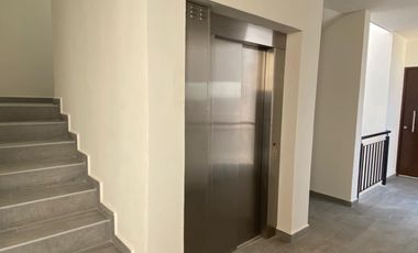 ¡PRECIO DE OPORTUNIDAD! Penthouse con rooftop privado, en Utara Towers, con elevador y amenidades.