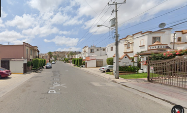 Casa ubicada en colonia Jardines de Agua Caliente, Tijuana, Baja California. Con 3 recamaras y 132m2. Muy cerca de la Centro Comercial Pacifico.