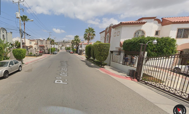 Casa ubicada en colonia Jardines de Agua Caliente, Tijuana, Baja California. Con 3 recamaras y 132m2. Muy cerca de la Centro Comercial Pacifico.