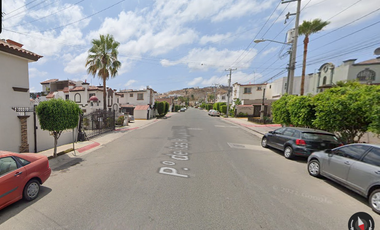 Casa ubicada en colonia Jardines de Agua Caliente, Tijuana, Baja California. Con 3 recamaras y 132m2. Muy cerca de la Centro Comercial Pacifico.