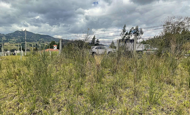 En venta terreno con  830 M2 , Llacao, Centro De Revisión Vehicular De Capulispamba, Panamericana Norte, Cuenca.