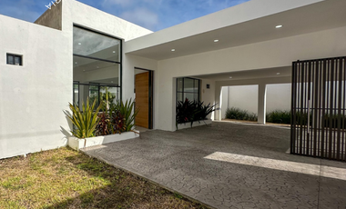 Espectacular casa en venta de una planta con 4 recamaras y amplia alberca