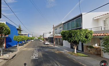 Casa ubicada en colonia Oblatos, Guadalajara, Jalisco. Con 3 recamaras y 120m2. A unos minutos de Plaza Punto Oriente.