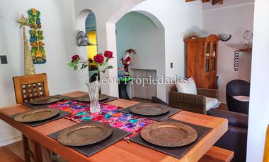 León Propiedades, vende parcela con hermosa casa de 2 pisos en sector Los Naranjos.