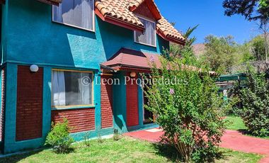 León Propiedades, vende parcela con hermosa casa de 2 pisos en sector Los Naranjos.