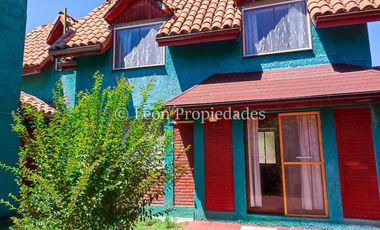 León Propiedades, vende parcela con hermosa casa de 2 pisos en sector Los Naranjos.