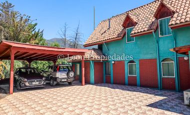 León Propiedades, vende parcela con hermosa casa de 2 pisos en sector Los Naranjos.