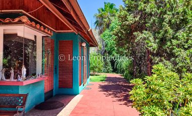 León Propiedades, vende parcela con hermosa casa de 2 pisos en sector Los Naranjos.