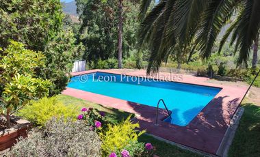 León Propiedades, vende parcela con hermosa casa de 2 pisos en sector Los Naranjos.