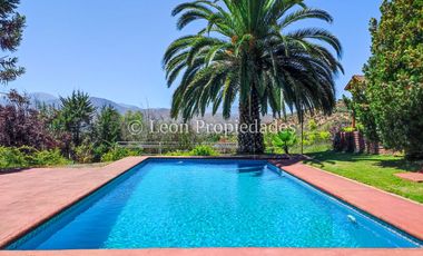 León Propiedades, vende parcela con hermosa casa de 2 pisos en sector Los Naranjos.