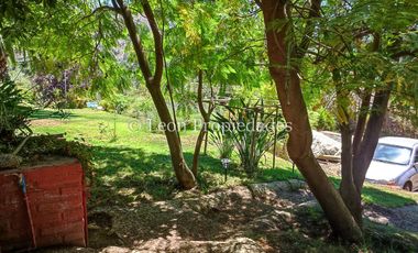 León Propiedades, vende parcela con hermosa casa de 2 pisos en sector Los Naranjos.