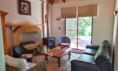 León Propiedades, vende parcela con hermosa casa de 2 pisos en sector Los Naranjos.