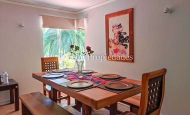 León Propiedades, vende parcela con hermosa casa de 2 pisos en sector Los Naranjos.