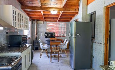 León Propiedades, vende parcela con hermosa casa de 2 pisos en sector Los Naranjos.