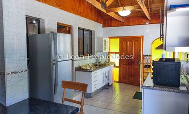 León Propiedades, vende parcela con hermosa casa de 2 pisos en sector Los Naranjos.