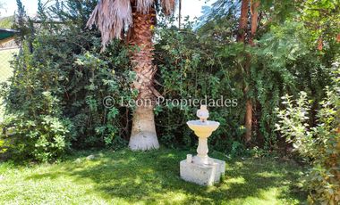 León Propiedades, vende parcela con hermosa casa de 2 pisos en sector Los Naranjos.