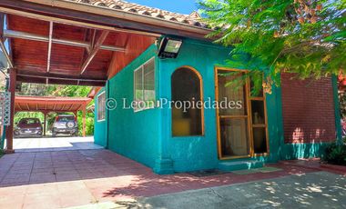 León Propiedades, vende parcela con hermosa casa de 2 pisos en sector Los Naranjos.