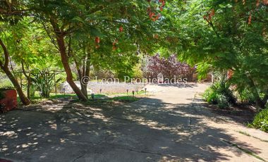 León Propiedades, vende parcela con hermosa casa de 2 pisos en sector Los Naranjos.