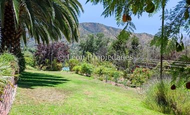 León Propiedades, vende parcela con hermosa casa de 2 pisos en sector Los Naranjos.