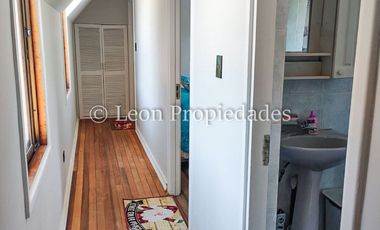 León Propiedades, vende parcela con hermosa casa de 2 pisos en sector Los Naranjos.