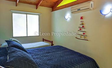 León Propiedades, vende parcela con hermosa casa de 2 pisos en sector Los Naranjos.