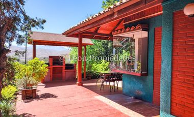 León Propiedades, vende parcela con hermosa casa de 2 pisos en sector Los Naranjos.