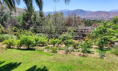 León Propiedades, vende parcela con hermosa casa de 2 pisos en sector Los Naranjos.