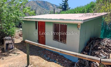 León Propiedades, vende parcela con hermosa casa de 2 pisos en sector Los Naranjos.