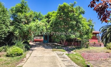 León Propiedades, vende parcela con hermosa casa de 2 pisos en sector Los Naranjos.
