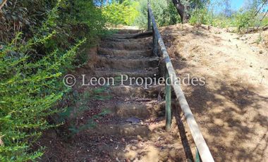 León Propiedades, vende parcela con hermosa casa de 2 pisos en sector Los Naranjos.