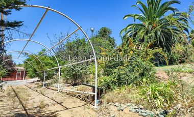 León Propiedades, vende parcela con hermosa casa de 2 pisos en sector Los Naranjos.