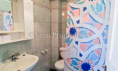 León Propiedades, vende parcela con hermosa casa de 2 pisos en sector Los Naranjos.